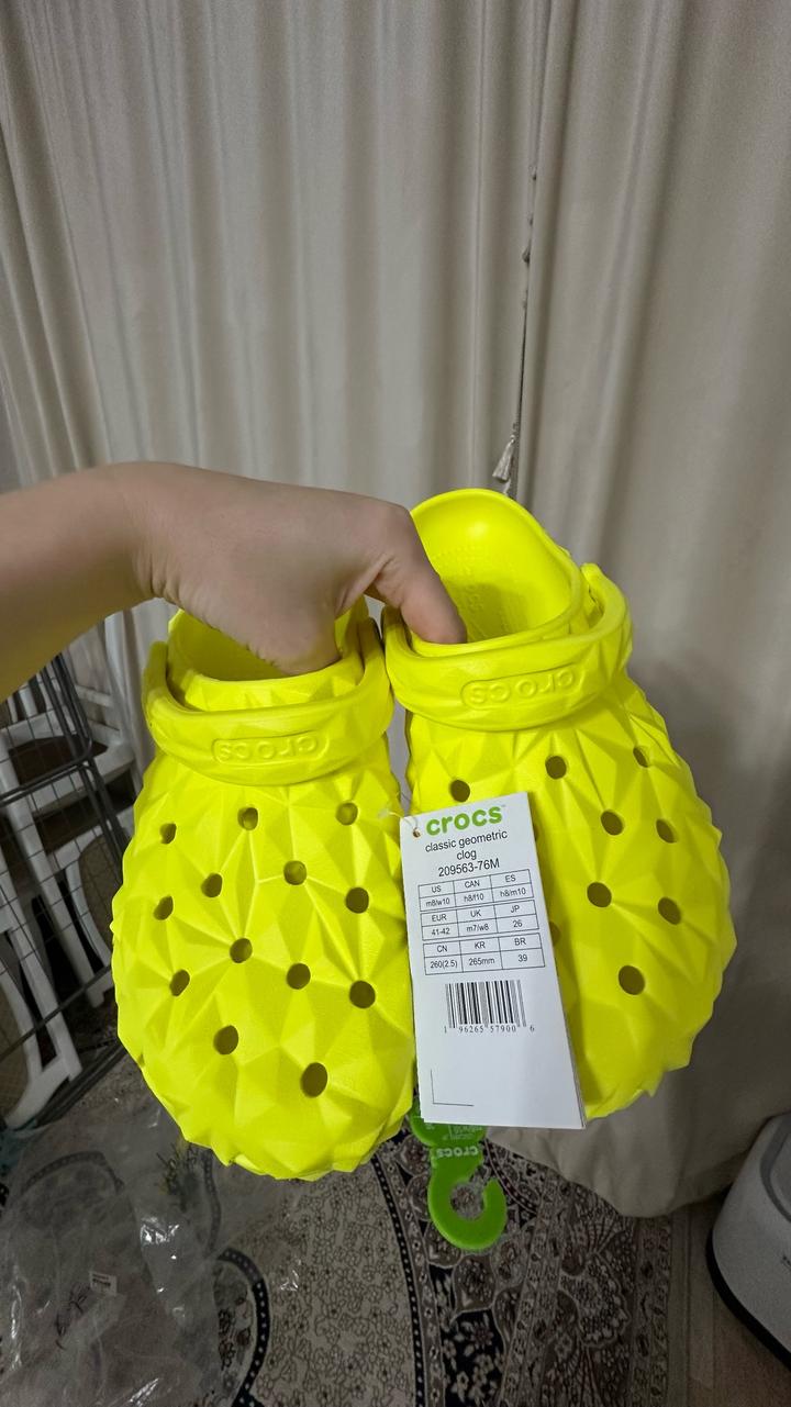Crocs classic geometric clog