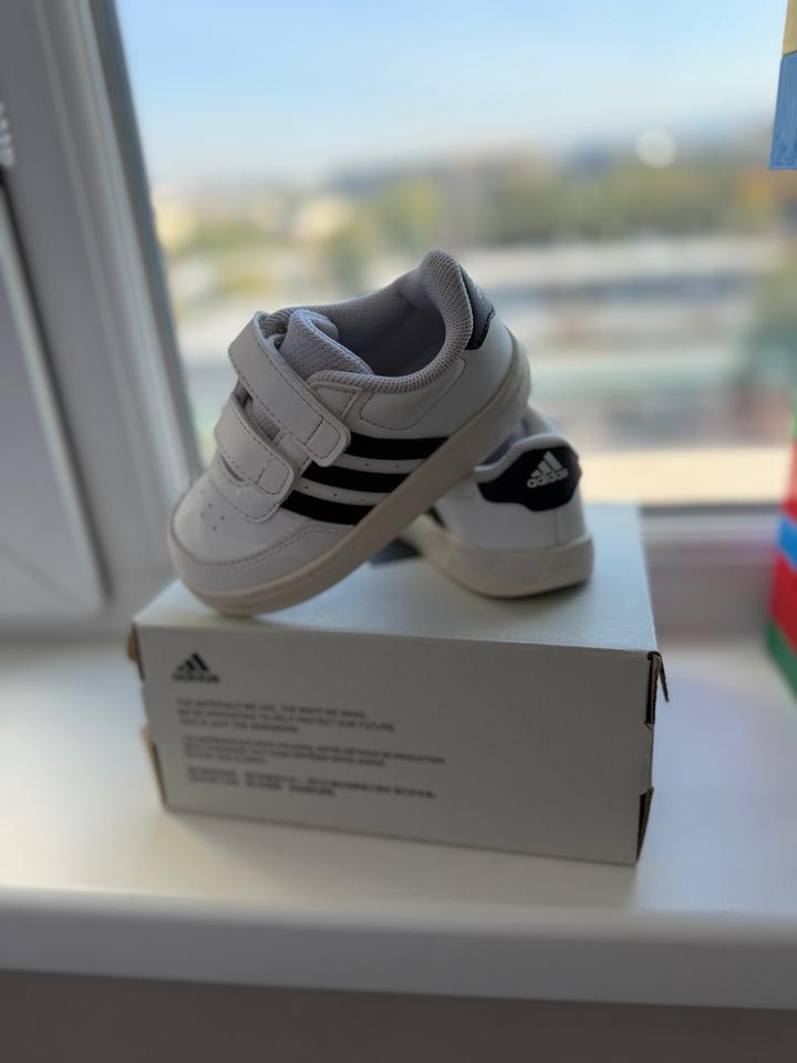 Кроссовки adidas