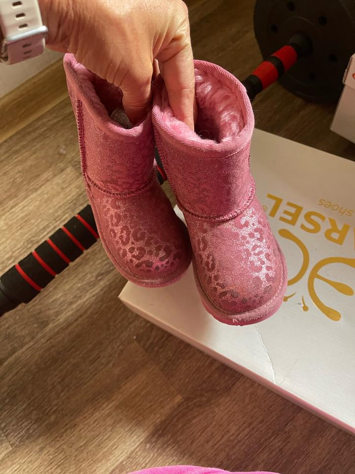 UGG