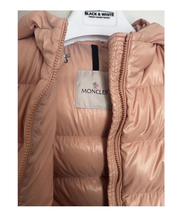 пуховик Moncler в нежно розовом цвете