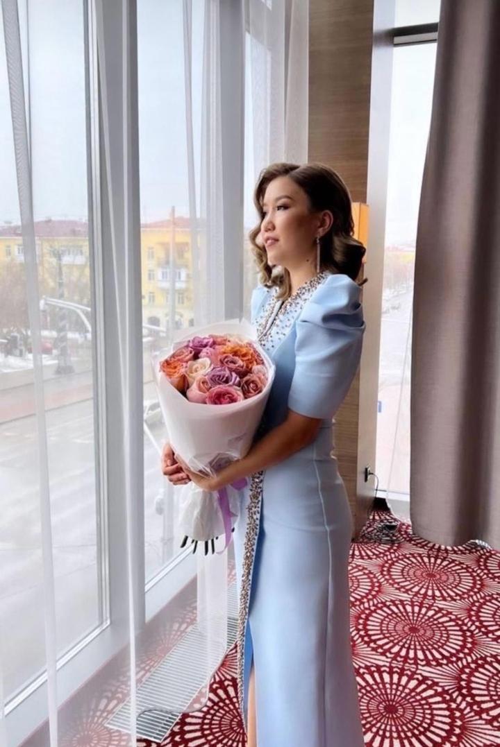 &merci Голубое нарядное платье.Одевала лишь 1 раз.Цена 16.000