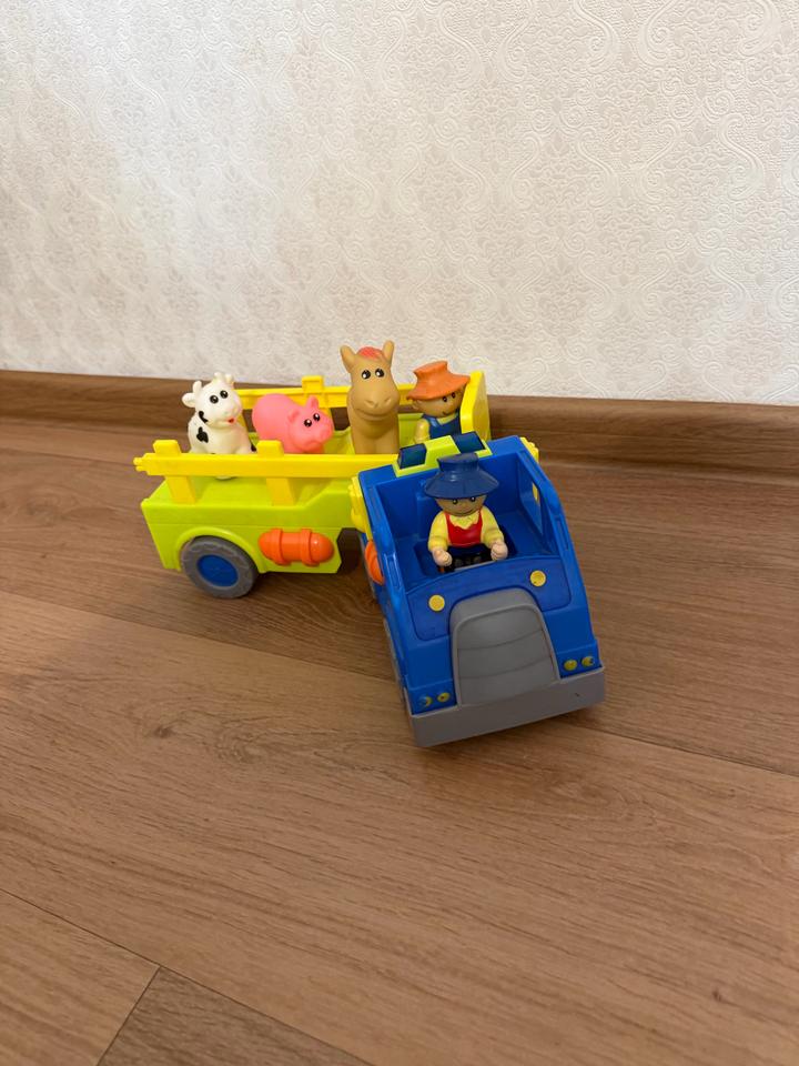 Игрушечный грузовик с фигурками животных