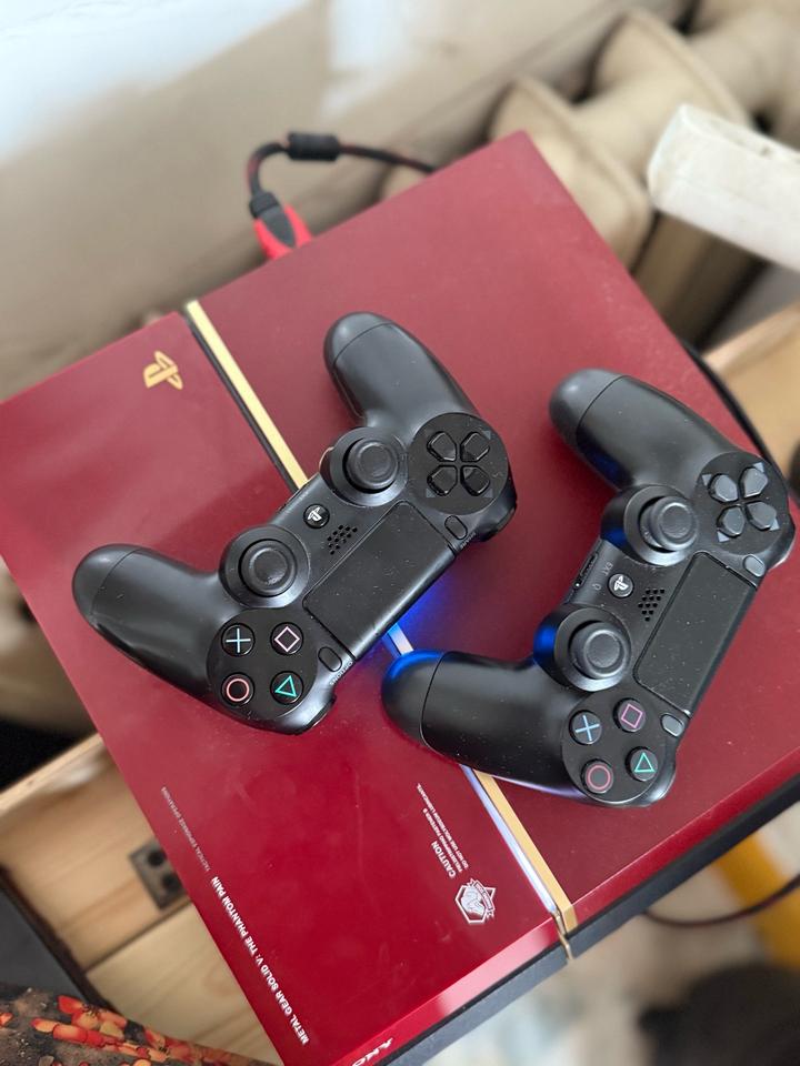Игровая консоль Sony PlayStation 4 Metal Gear Solid Edition с двумя геймпадами