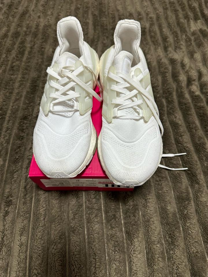 Женские кроссовки adidas Ultraboost