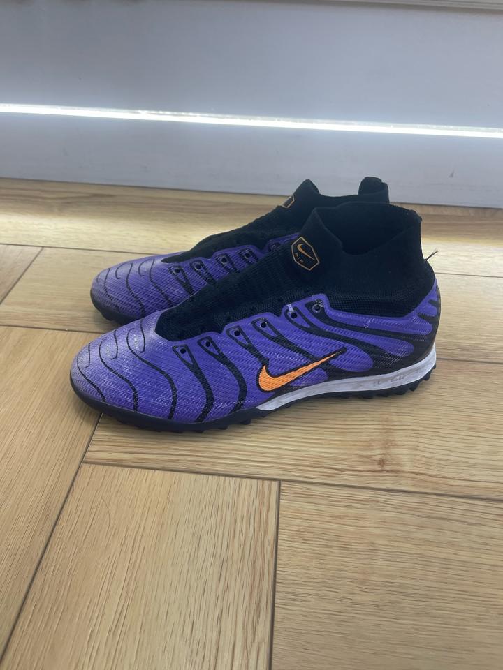 Футбольные бутсы Nike