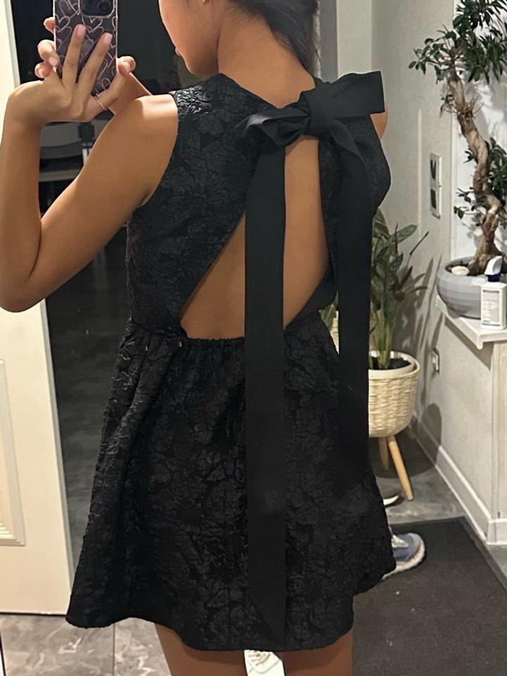 H&M Черное платье с бантом и открытой спиной