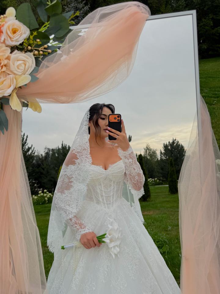 Deluna bride