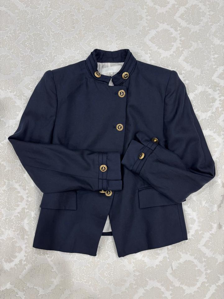 Новый приталенный блейзер Zara с золотыми пуговицами