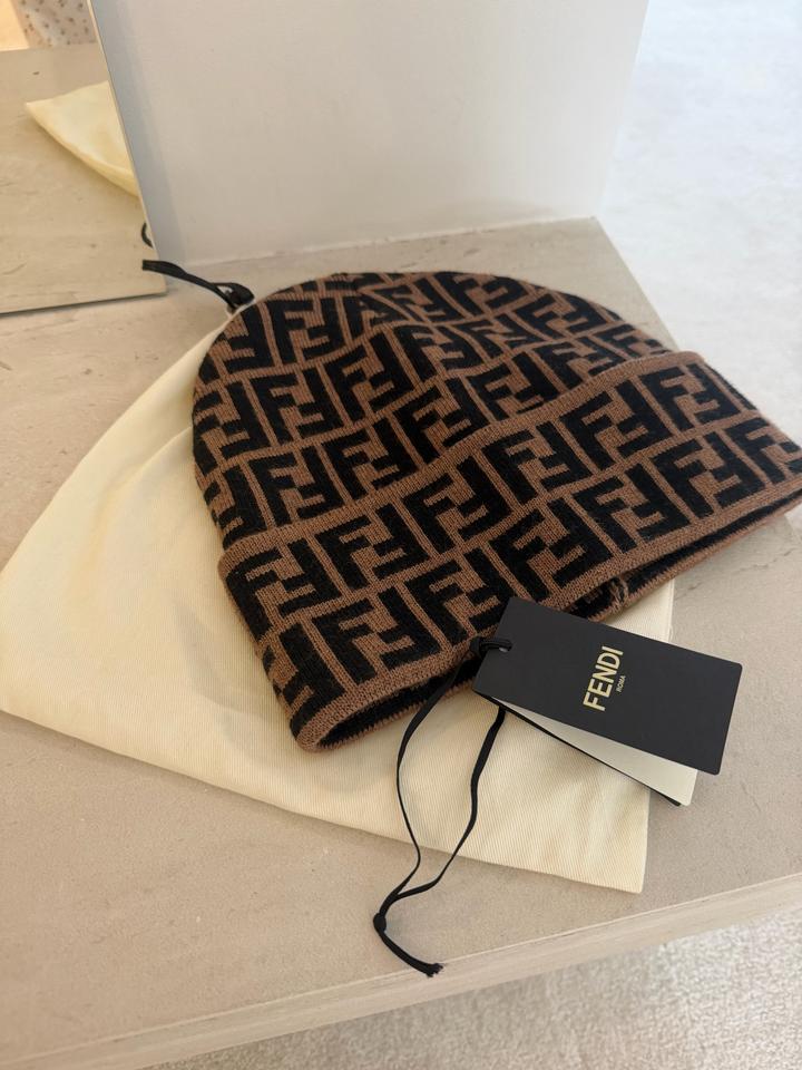 шапка Fendi