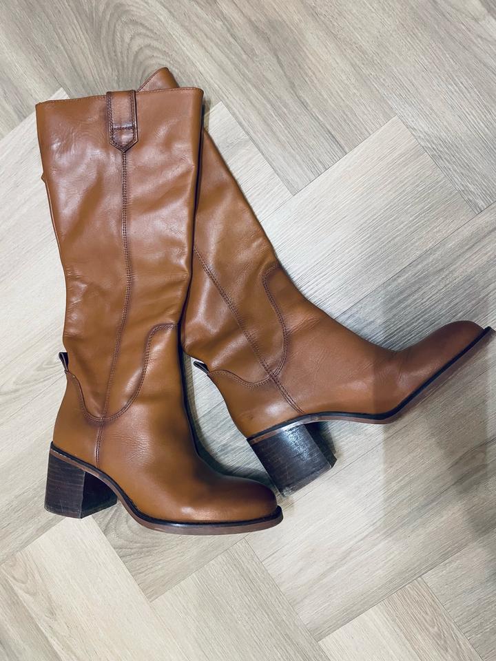 Женские кожаные сапоги Zara