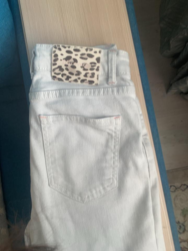 Женские белые джинсы