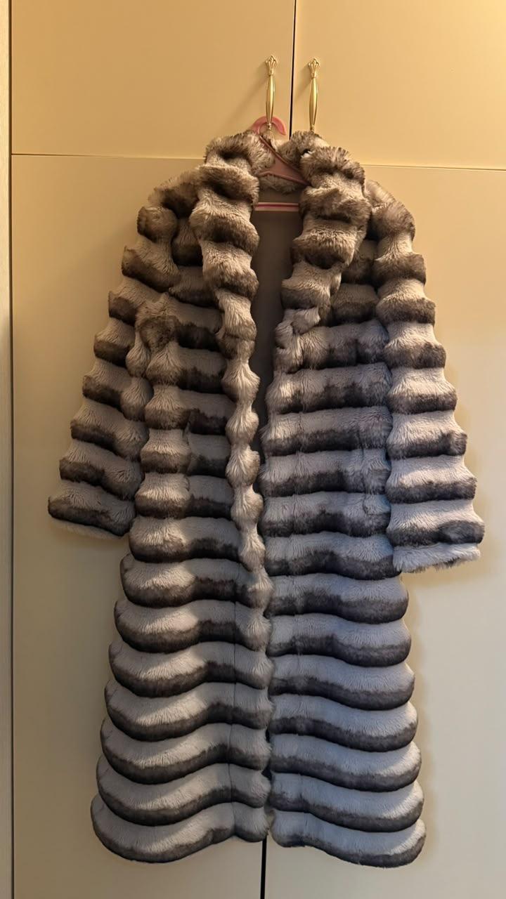 GUESS Шубы и пуховик