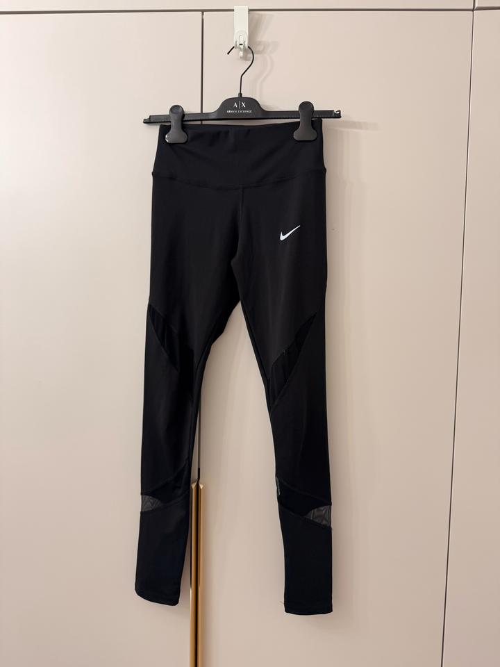 Спортивные леггинсы Nike