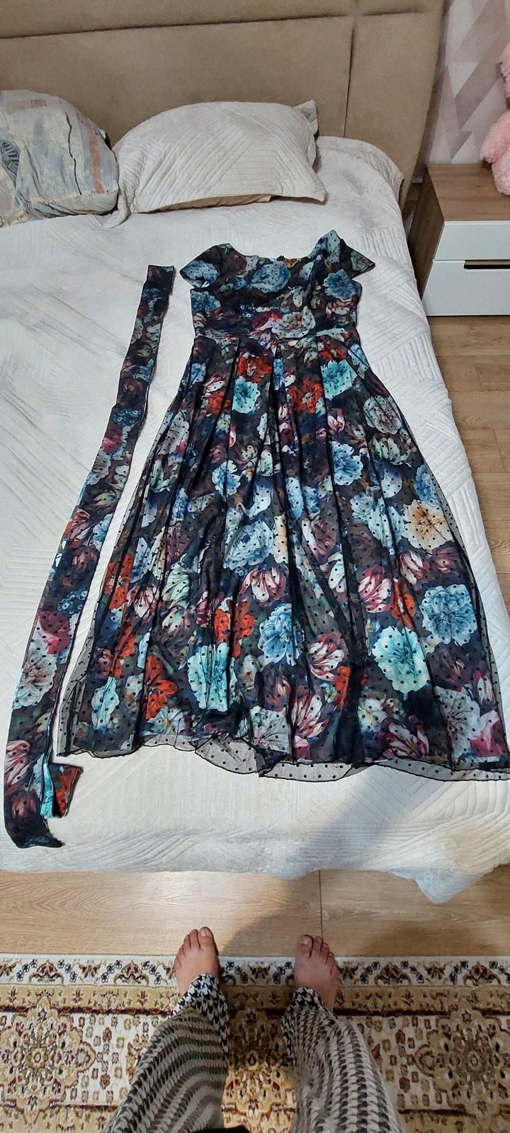 Платье с цветочным принтом и поясом