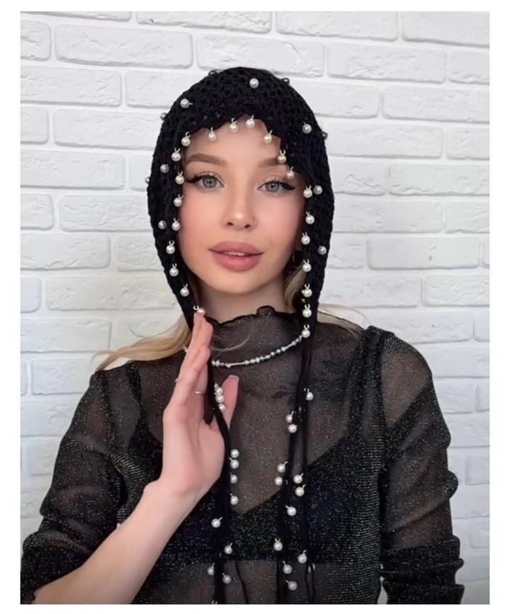 Вязаный капор с жемчугом