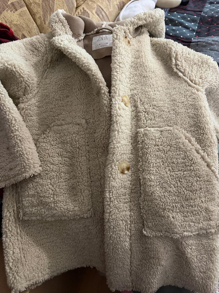 Zara Тедди шубка и джинсы