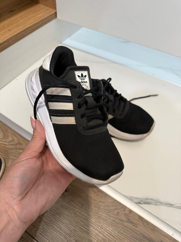 Кроссовки adidas