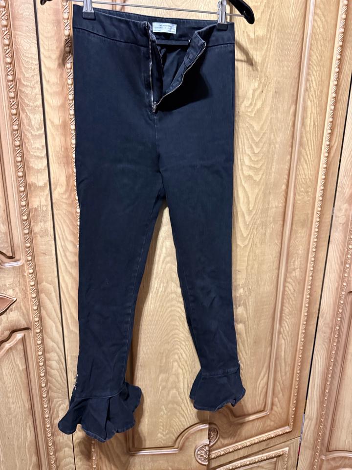 Чёрные джинсы Zara с кольцами и воланами