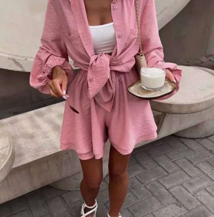 Женский костюм с шортами и рубашкой