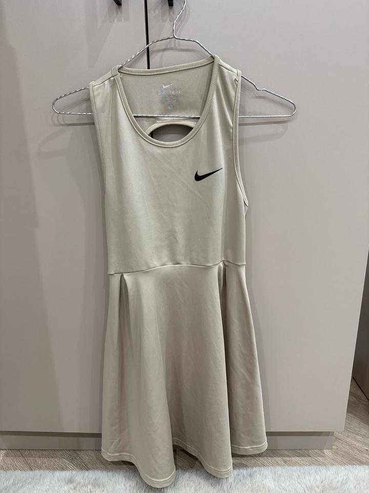 Спортивное платье Nike
