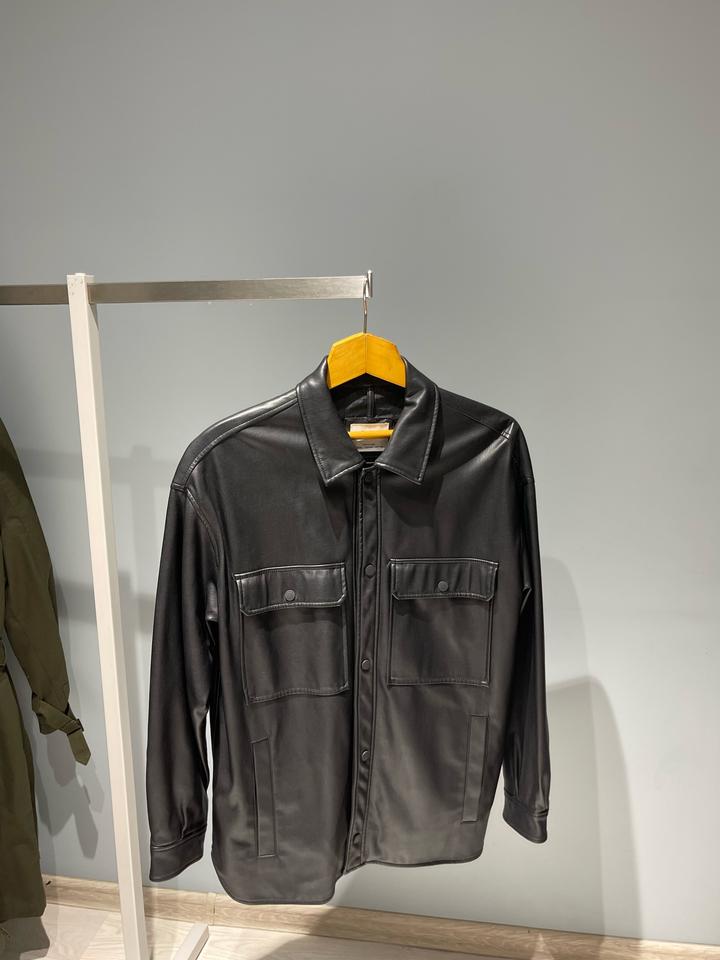 Мужская рубашка из экокожи Bershka