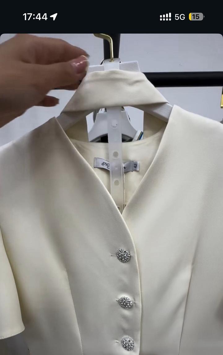 Костюм с баской и пуговицами-брошами