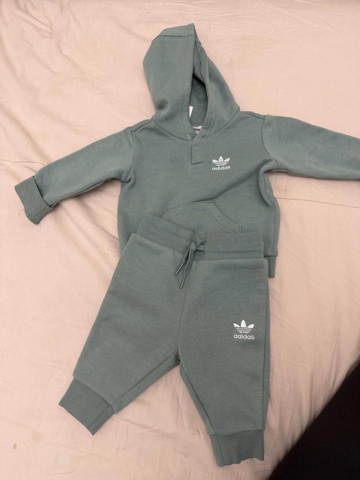 Спортивный костюм adidas