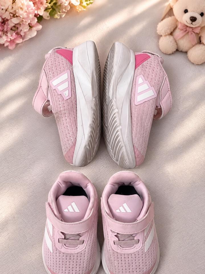 Кроссовки adidas для девочки