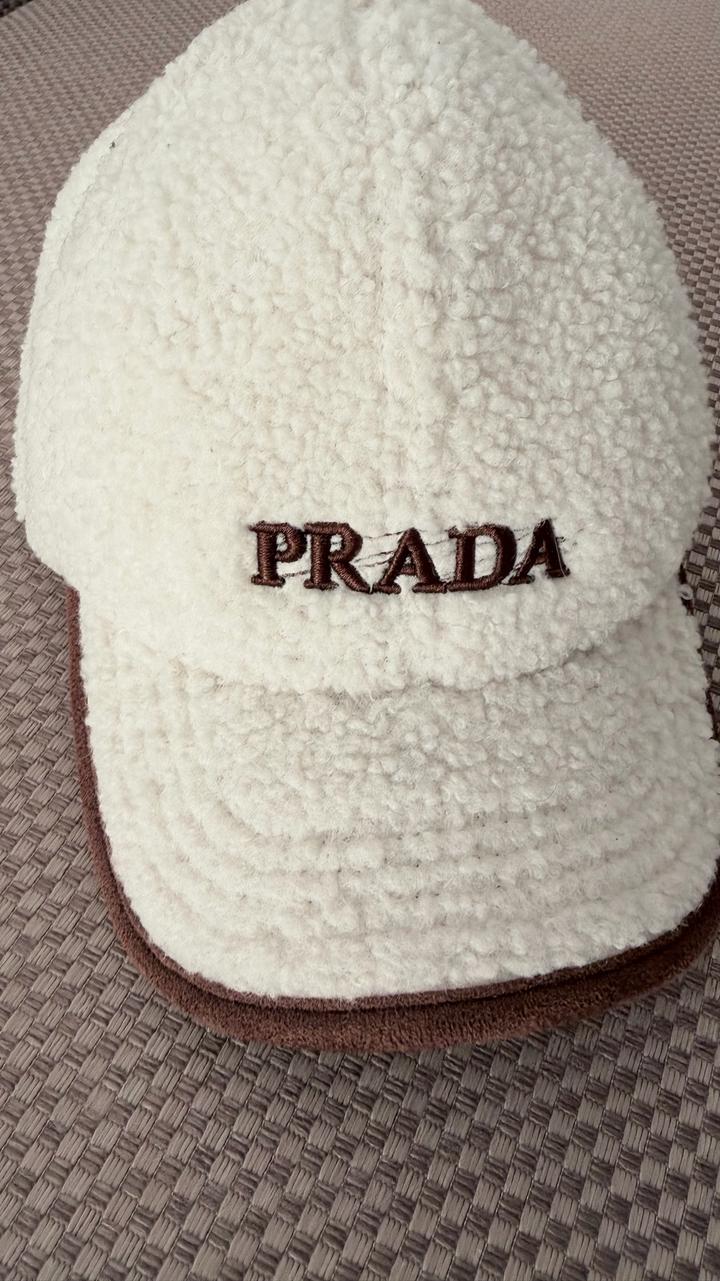 Бейсболка Prada, теплая