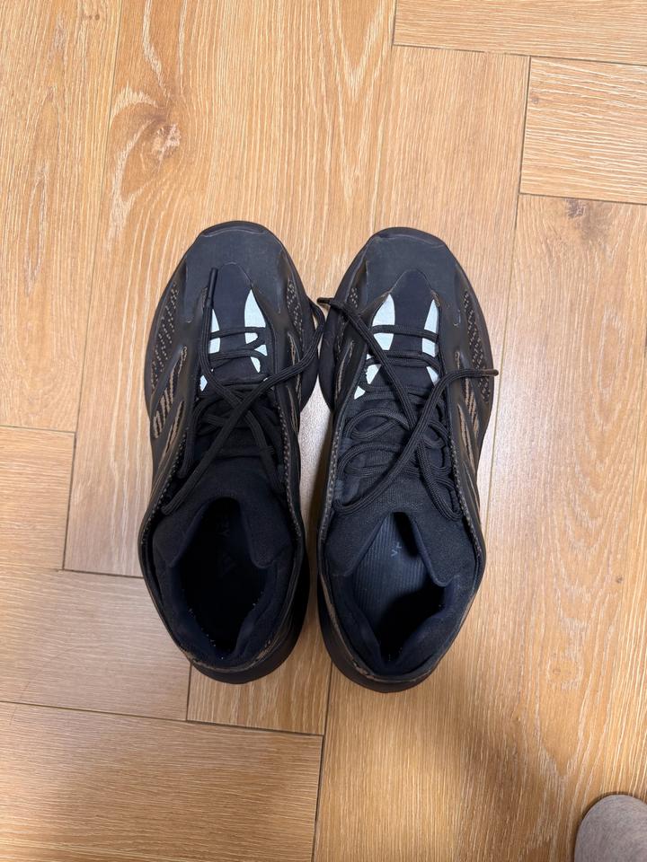 Кроссовки adidas Yeezy 700 V3