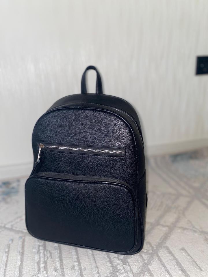 Stradivarius Срочно продам черный рюзак!