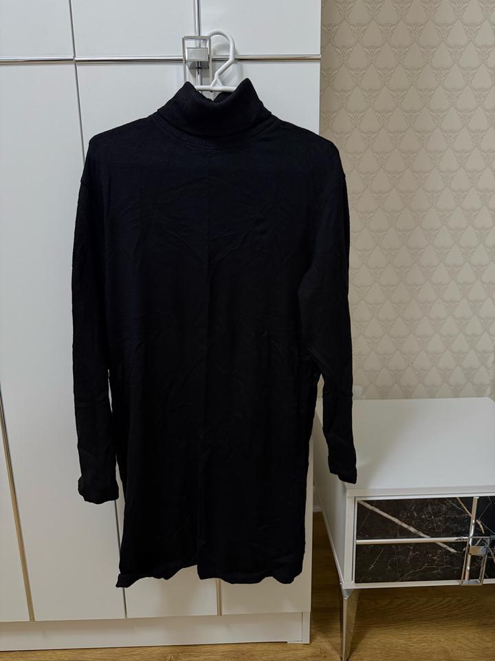 Черное платье с воротником-стойкой Zara