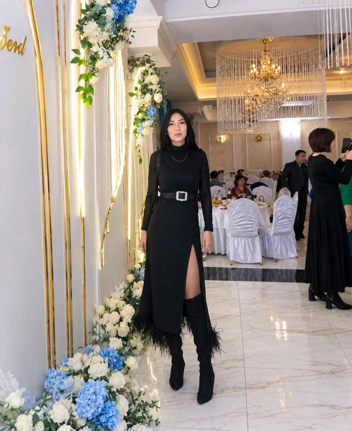 Boutique + Платье миди черное с разрезом,перьями и пояс с перьями.