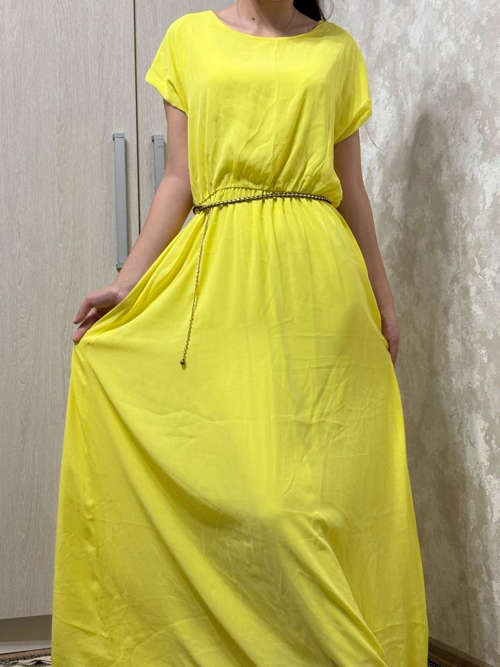 Длинное желтое платье