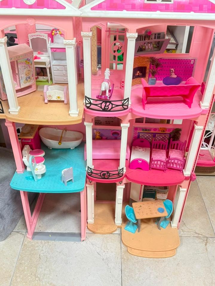 Отдам Кукольный дом barbie с мебелью внутри