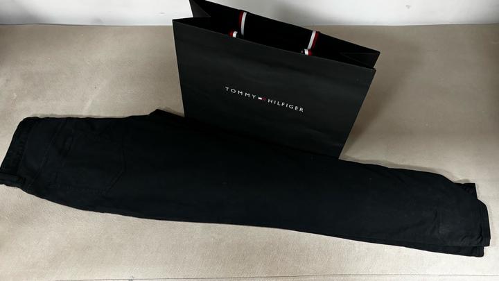 Брюки от TOMMY HILFIGER.