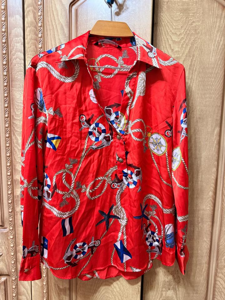 Яркая атласная рубашка Zara