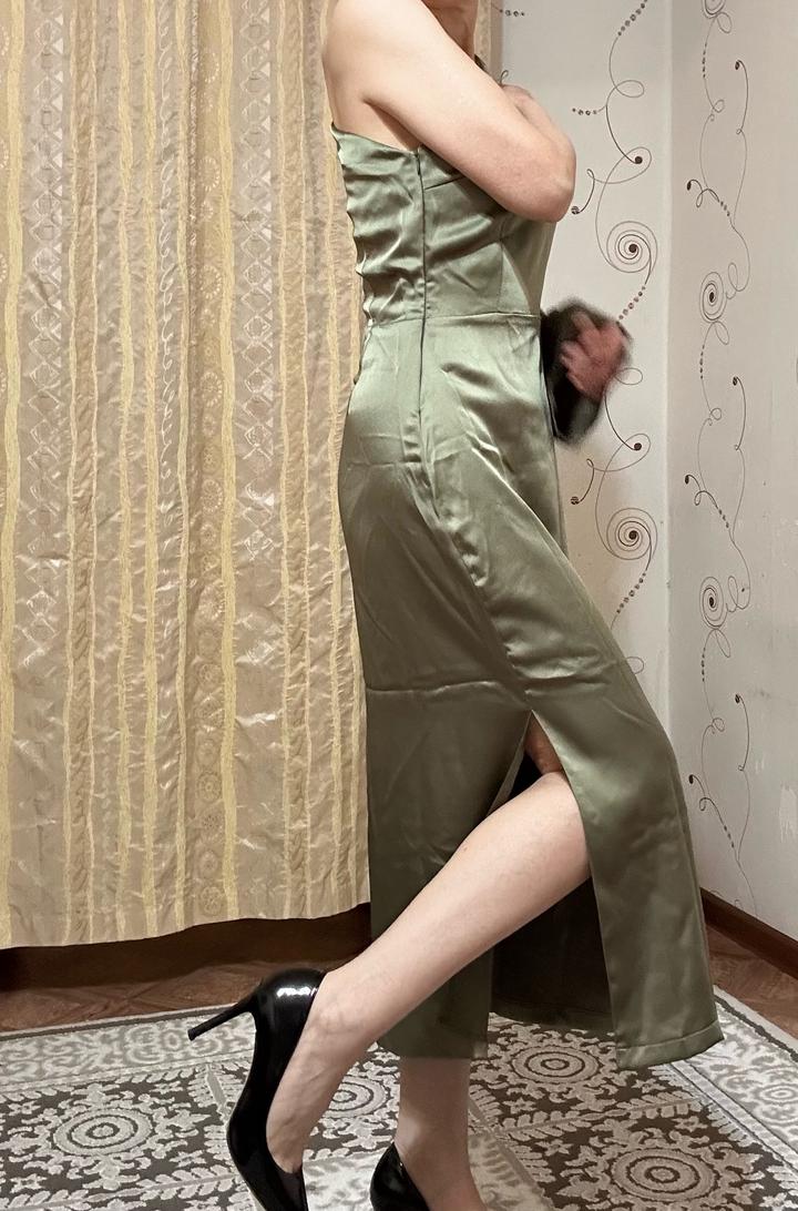 Атласное платье миди с одним рукавом