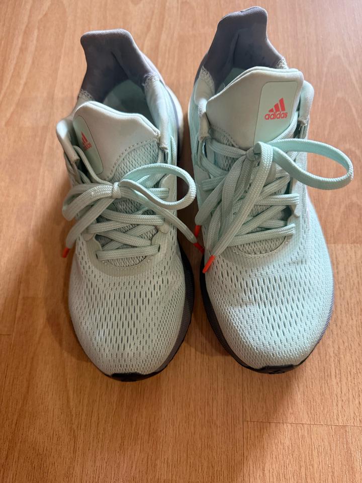 Кроссовки adidas Astrarun