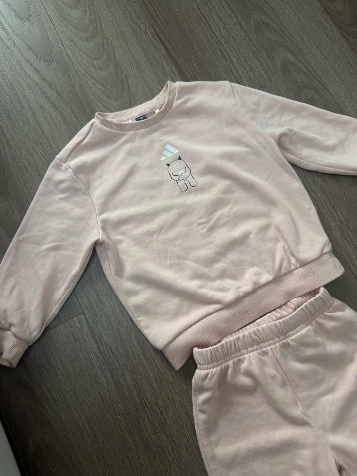 Спортивный костюм adidas