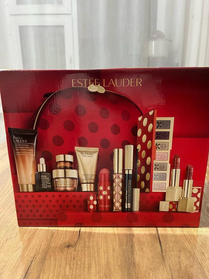 Подарочный набор косметики Estée Lauder в косметичке