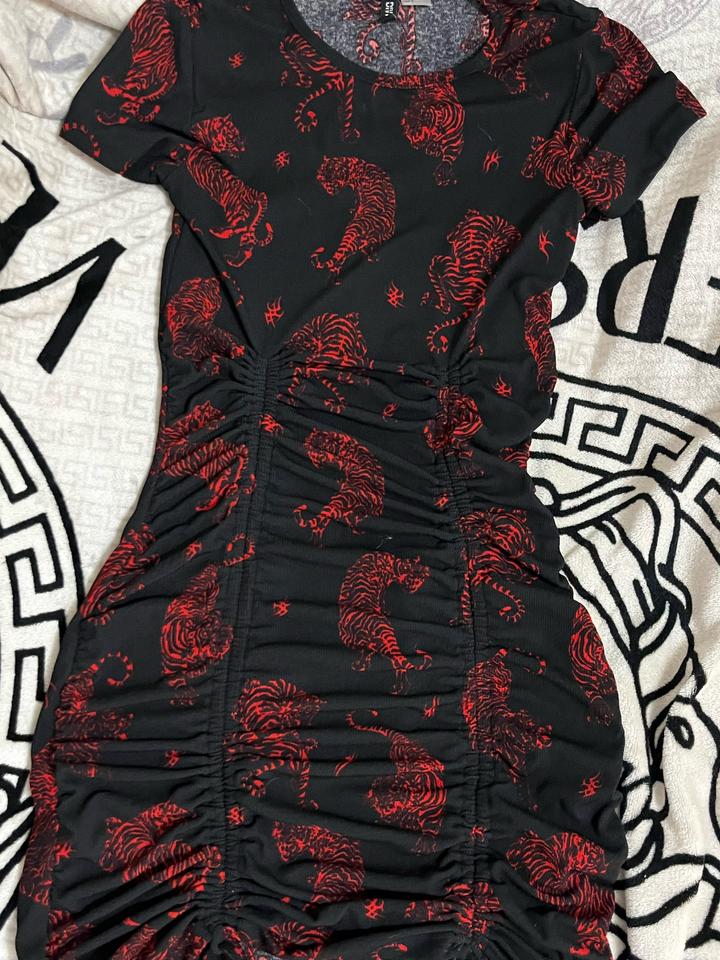 Платье H&M с принтом тигров