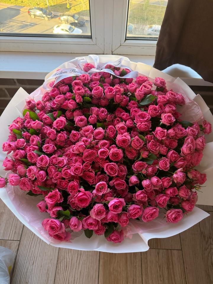 Свежие спрей розы