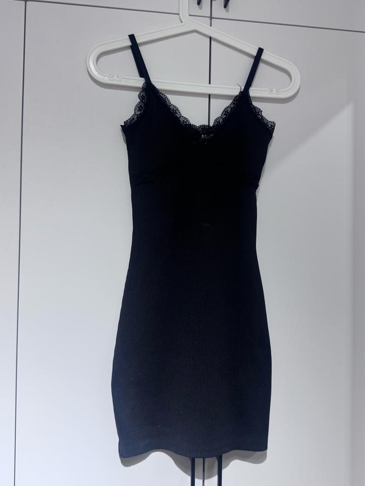 черное платье DIVIDED H&M