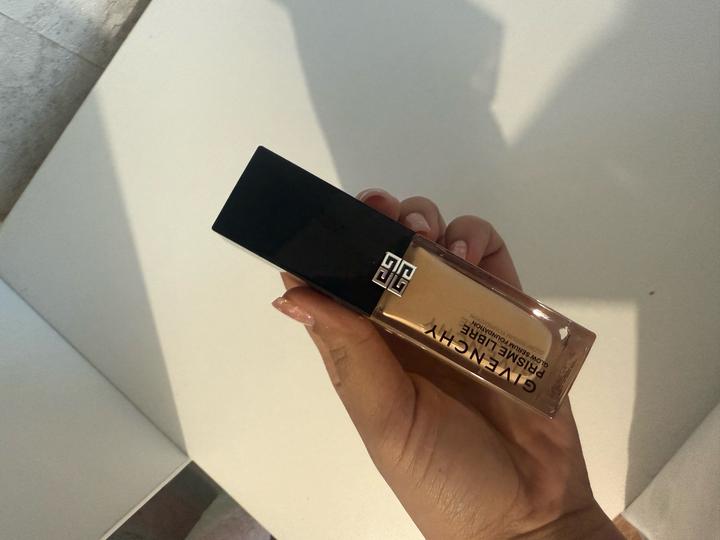Тональный крем Givenchy Prisme Libre Glow Serum Foundation