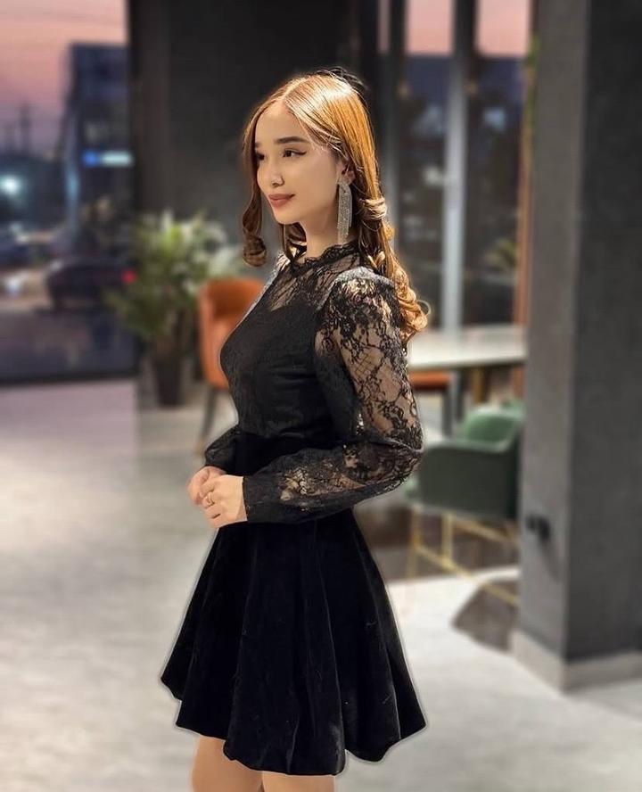 Черное платье с кружевными рукавами