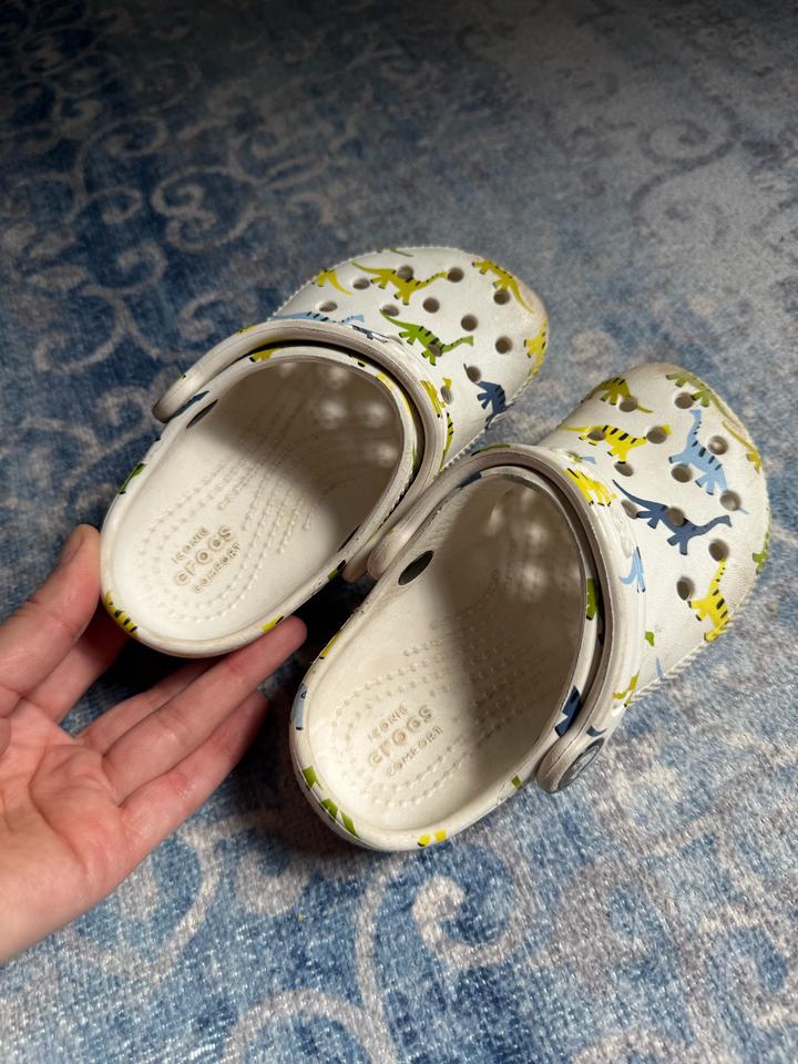 Сабо Crocs с принтом динозавров