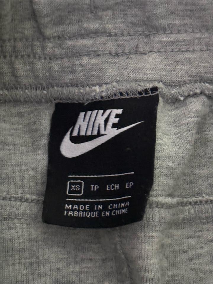 юбка Nike серые с черным логотипом