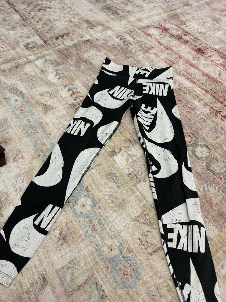 Спортивные леггинсы Nike