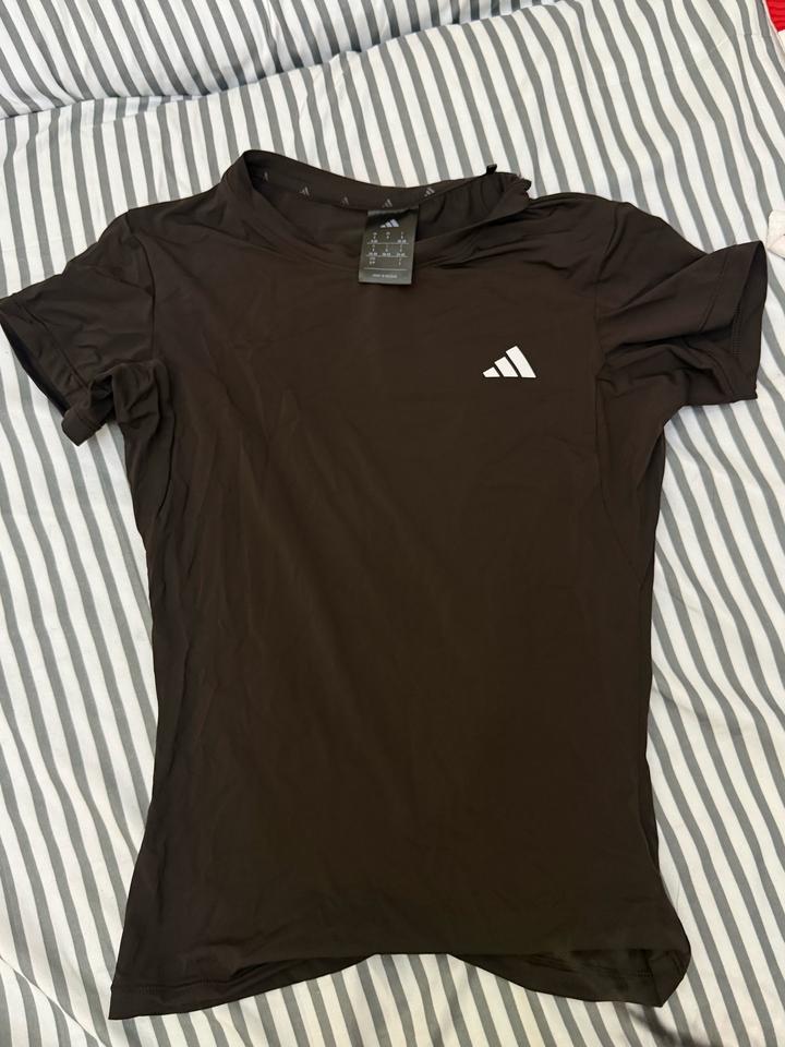 Спортивная футболка adidas